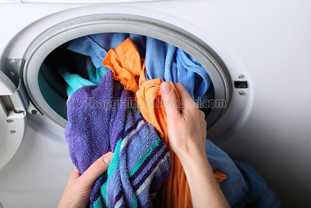 Quần áo bị quấn chặt trong lồng giặt
