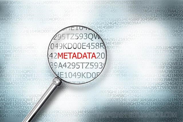 Metadata thường được đặt ở đâu?