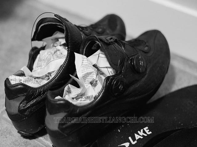 Sử dụng giấy hút ẩm để bảo quản giày