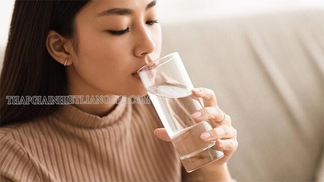 Uống đủ nước mỗi ngày nhằm giảm thiểu dầu trên da