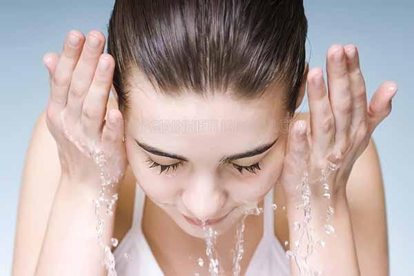 Rửa mặt là việc quan trọng trong trị mụn đầu đen tại nhà