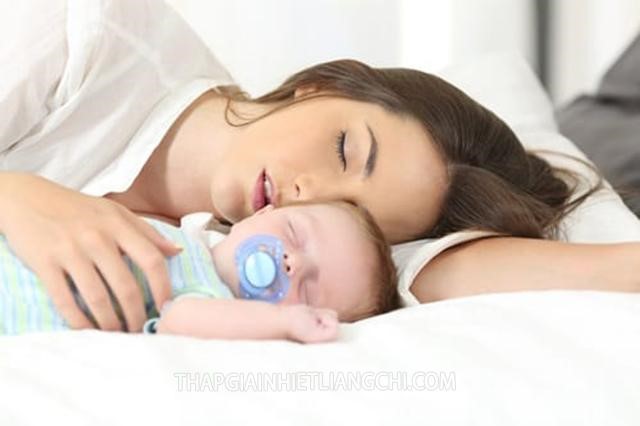 Mẹ sau sinh cần ngủ đủ giấc