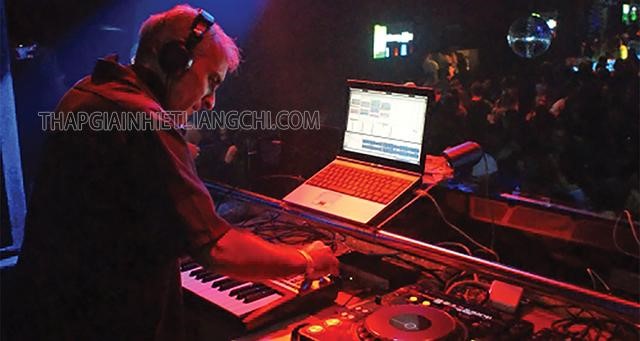 Deejaying, xử lý âm thanh, chơi nhạc, phối nhạc là công việc của một DJ 