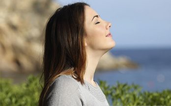 Lấy lại bình tĩnh bằng việc tập hít thở sâu 