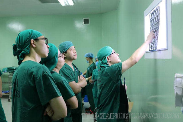 Áo scrubs giúp các bác sĩ phòng ngừa lây nhiễm