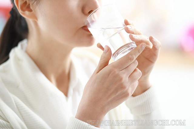 Uống nước - cách giúp bạn giảm cơn tức giận