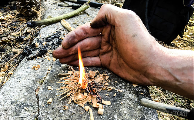 Tạo lửa bằng que và rơm khô thời xưa là cách thay đổi nhiệt năng bằng công
