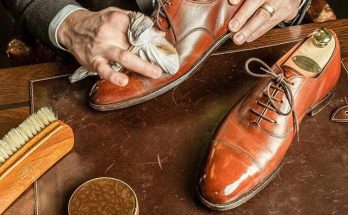 Cách dùng xi đánh giày màu nâu vàng