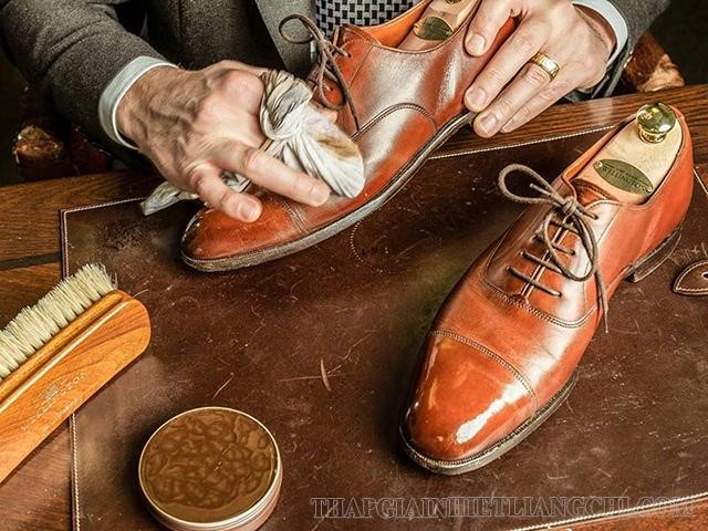 Cách dùng xi đánh giày màu nâu vàng