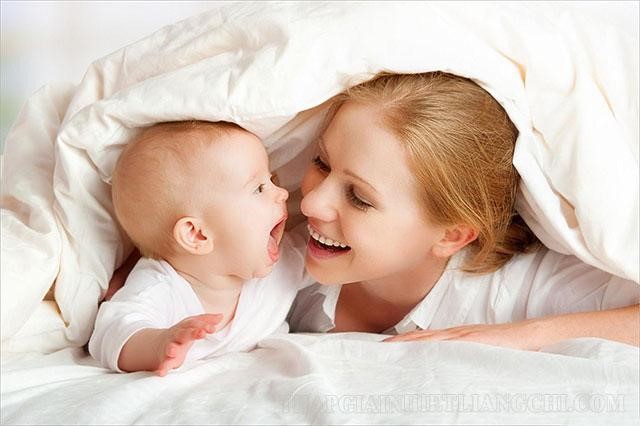 Skinship giữa mẹ với con giúp mang lại nhiều lợi ích cho bé