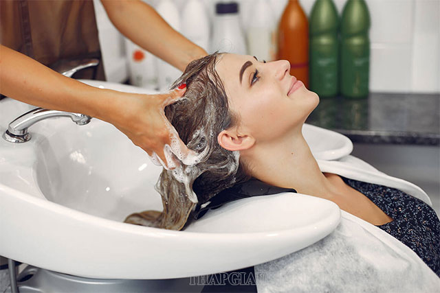 Shampoo có tác dụng loại bỏ bụi bẩn, bã nhờn khỏi tóc